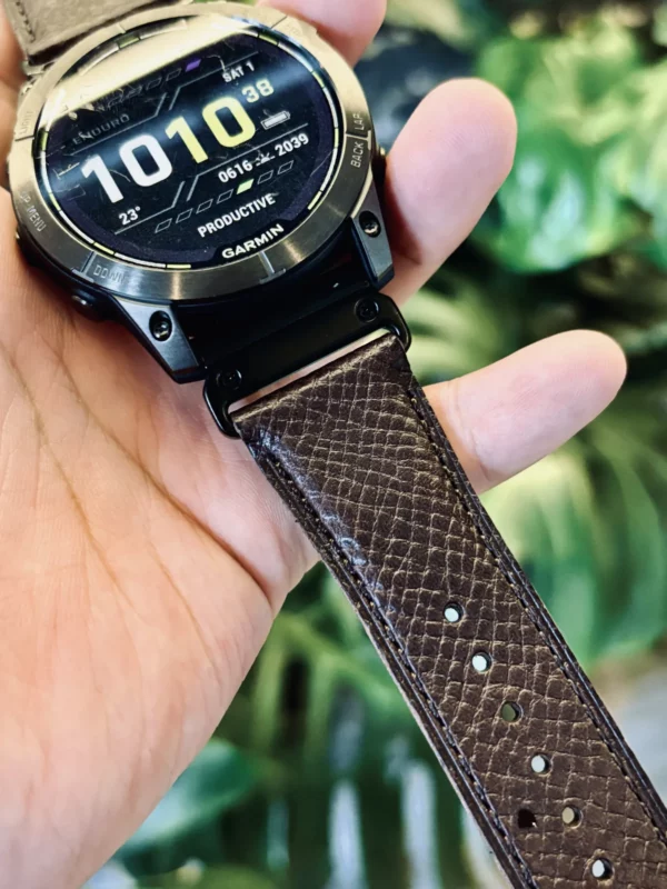 hga160-garmin-badalassi-carlo-burgundy-leather-grain-detail Close view of the burgundy Italian leather grain stitching and adjustment holes